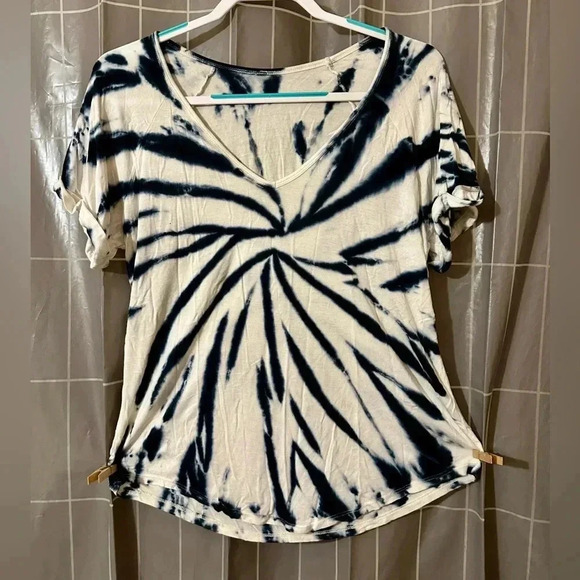 Tops - Women’s Black & White Shirt XXL